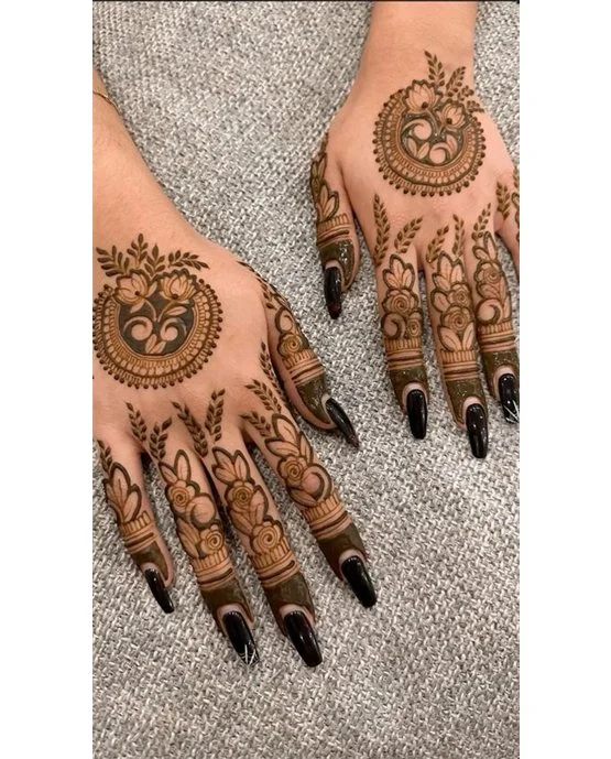Panel And Curves Subtle Back Hand Mehndi Design Look